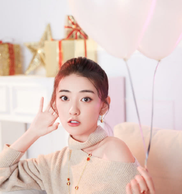 "曲檀儿"的穿搭,白色衬衫搭背带裙青春靓丽,黑色西装简约大气