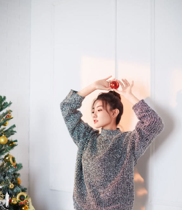 "曲檀儿"的穿搭,白色衬衫搭背带裙青春靓丽,黑色西装简约大气