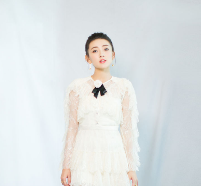 "曲檀儿"的穿搭,白色衬衫搭背带裙青春靓丽,黑色西装简约大气