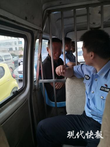 心疼！民警带嫌疑人体检 遇妻子抱儿子挂急诊