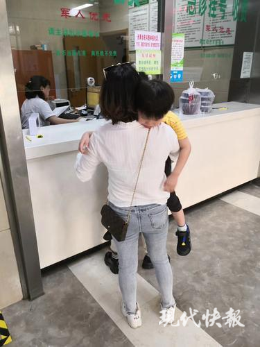 心疼！民警带嫌疑人体检 遇妻子抱儿子挂急诊