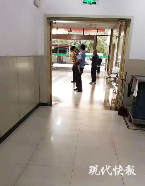 心疼！民警带嫌疑人体检 遇妻子抱儿子挂急诊