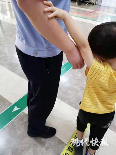 心疼！民警带嫌疑人体检 遇妻子抱儿子挂急诊