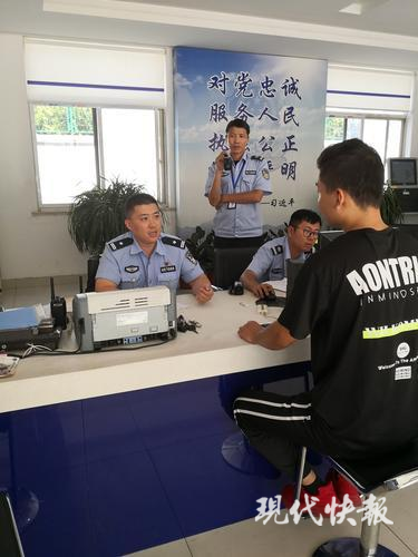 心疼！民警带嫌疑人体检 遇妻子抱儿子挂急诊