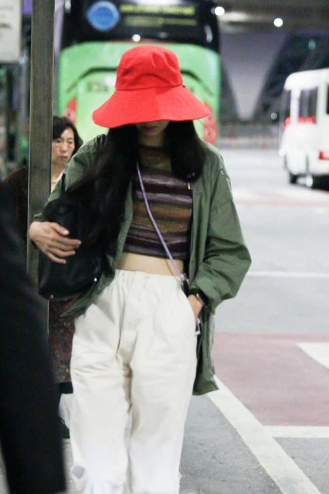 "佛系女神"孔孝真太敢穿!红配绿现身机场,小露蛮腰终于不低调