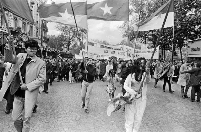 迅速播散整个西方世界,欧洲的学生运动,呼应着美国的民权运动,反战