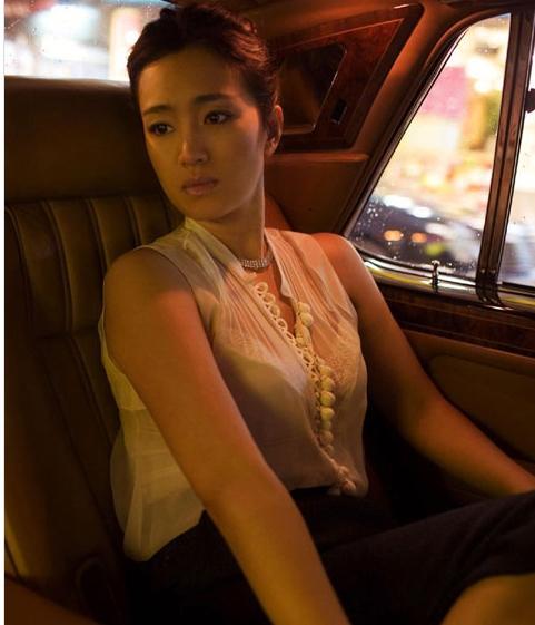 靠"裸唇"征服好莱坞的巩皇,唯独在他面前小鸟依人,羞答答