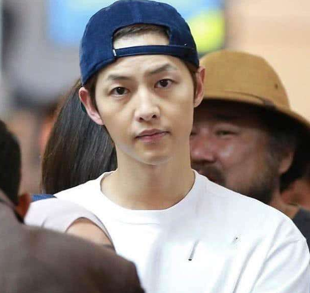 宋仲基近照曝光脸型凹陷憔悴了不少离婚的事情没有谁是赢家