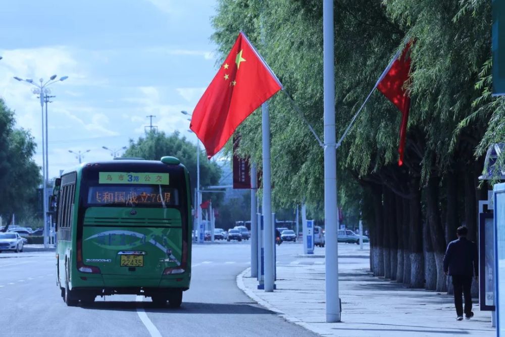 大街小巷国旗飘街头洋溢中国红
