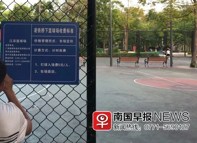 南宁邕江北岸凌铁桥下的篮球场 前段时间在抖音火了起来 引来许多