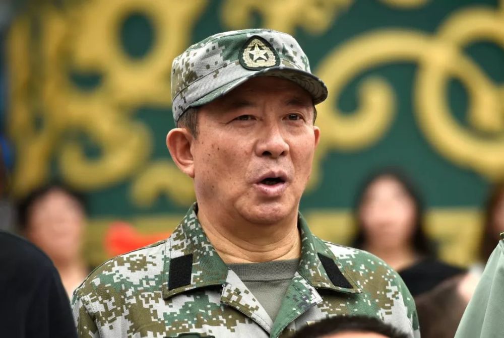 就来自建川博物馆的 "新中国70年民间记忆展" 臧雷在人群中含泪演唱