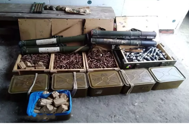 俄叙联军攻下叛军老巢,结果当看到军火库的武器时,当场破口大骂