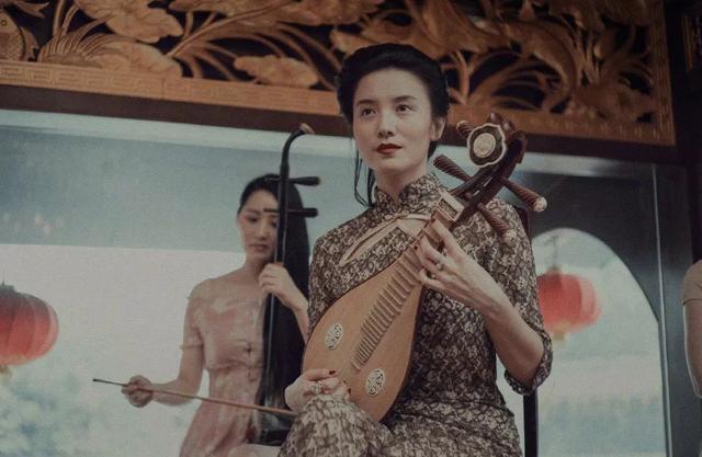 她是半路出家,本来学的柳琴,14岁,她离家求学,中学毕业后,因为一位