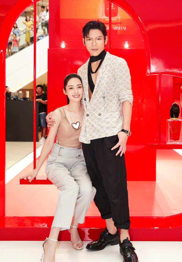 向佐的身材太绝,郭碧婷为了不输阵,都穿上了20cm的背心!