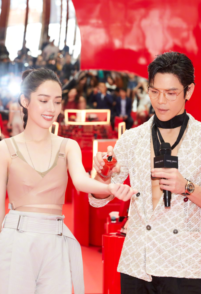 向佐的身材太绝,郭碧婷为了不输阵,都穿上了20cm的背心!