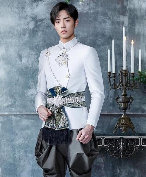 有种颜值控叫上穿上泰装 他们都上贵族服装 气质谁更胜一筹