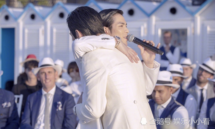 向佐、郭碧婷结婚现场照曝光,萧敬腾唱婚礼歌曲