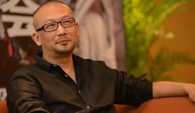 马伊琍罕见与梁静夫妇同框前男友管虎站在后面盯着她场面尴尬