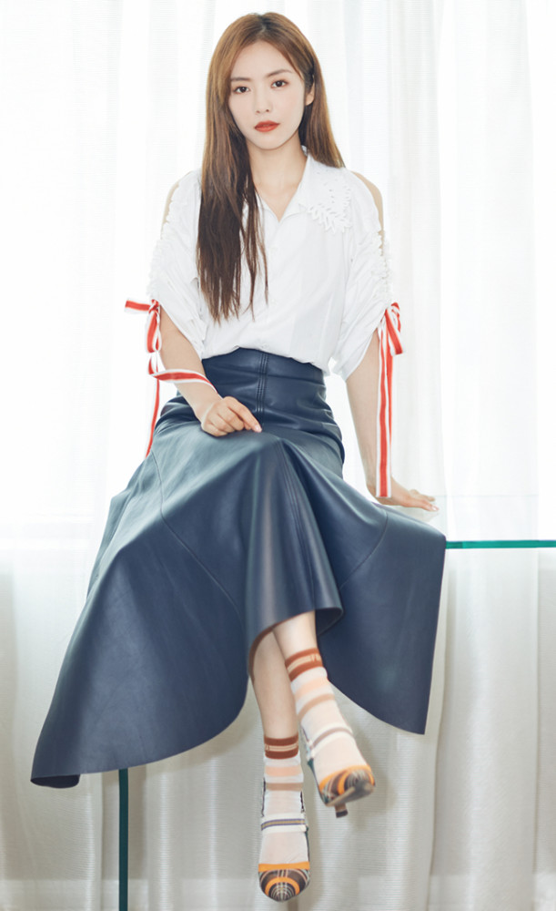 她是《匆匆那年》里的林嘉茉,今拿高跟鞋配白丝袜,高级又大气!