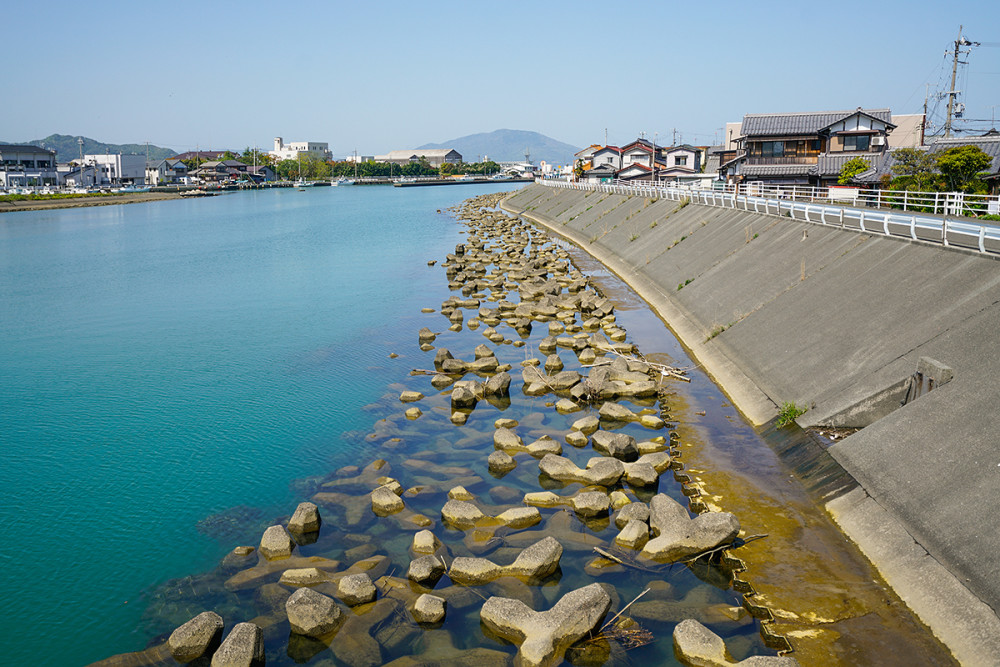小浜市位于福井县西南部,北面是作为日本国定公园一部分的若狭湾,目前