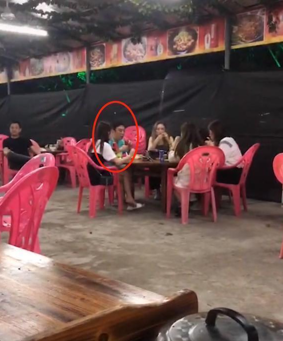 王思聪带美女吃烧烤,看到美女坐姿后,网友:有钱人的玩具