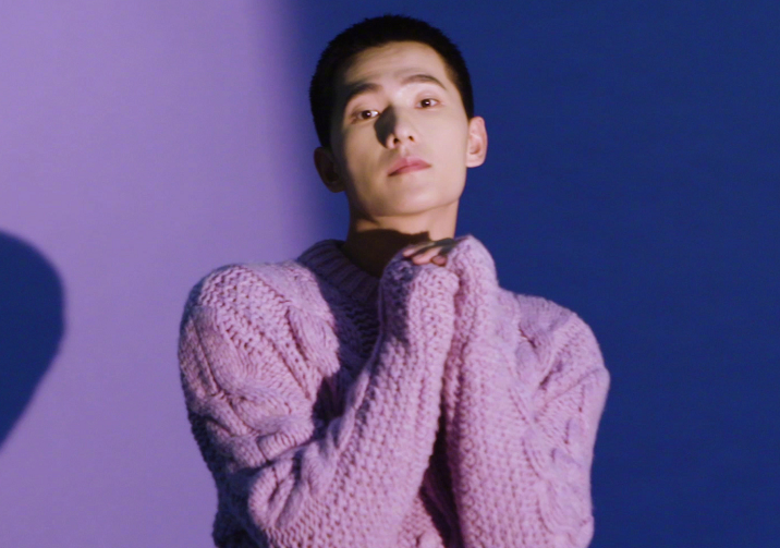 杨洋紫色毛衣太抢镜,生图曝光后,网友:比关晓彤的造型师还狠!