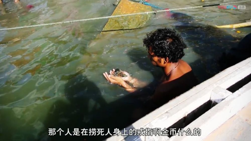 与恒河浮尸共浴拍摄烧尸场禁区带你见识真实的印度母亲河