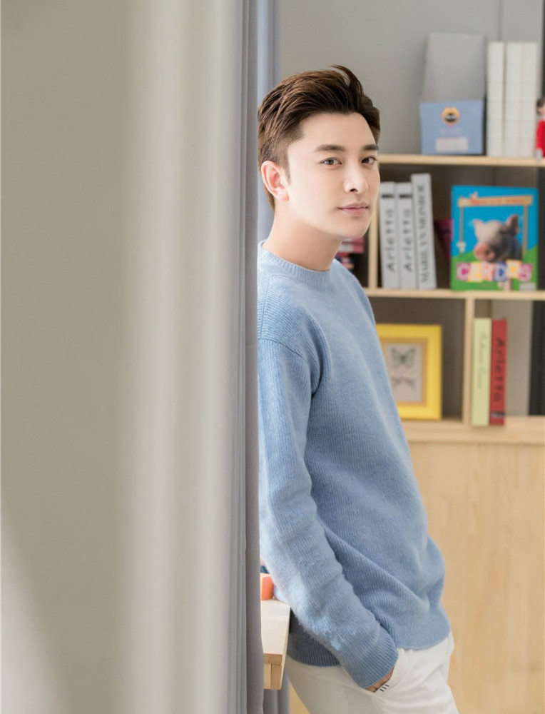 贾乃亮淡蓝色毛衣美图,这造型帅气十足