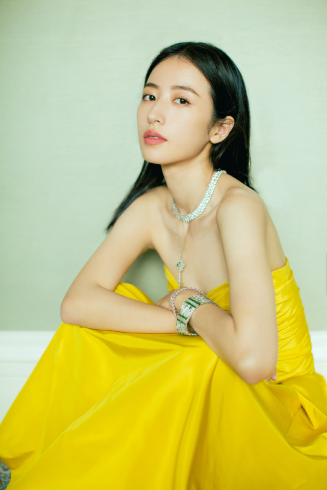 超元气的"柠檬女孩"周雨彤,穿明黄色小礼裙摆拍,五官超精致