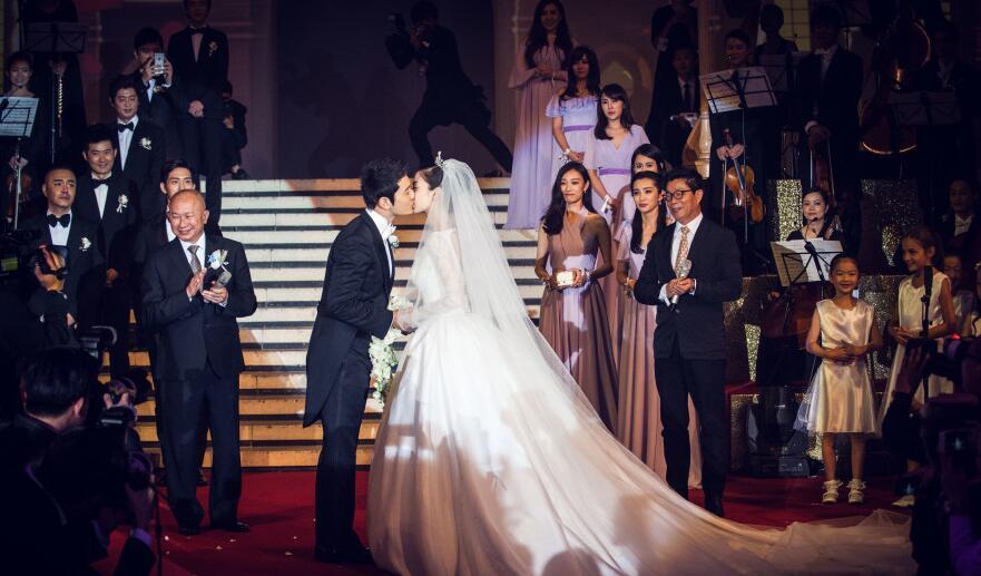 郭碧婷婚纱品牌价格曝光 两套婚纱总价22万 为圈内最廉价礼服