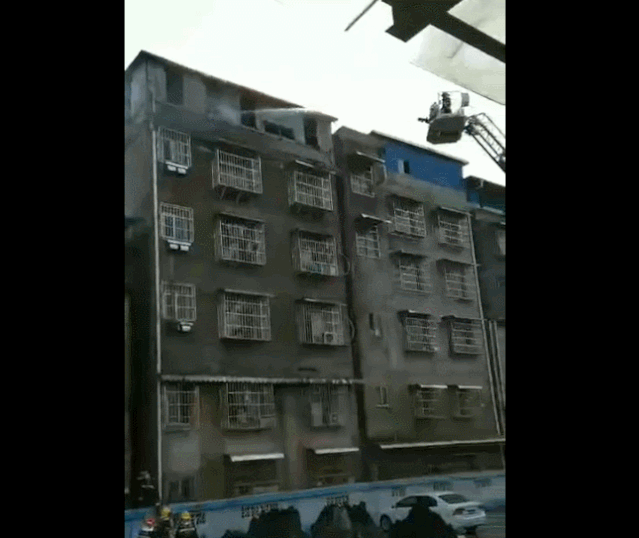 桂林万福广场附近突发火灾!有小孩求救!