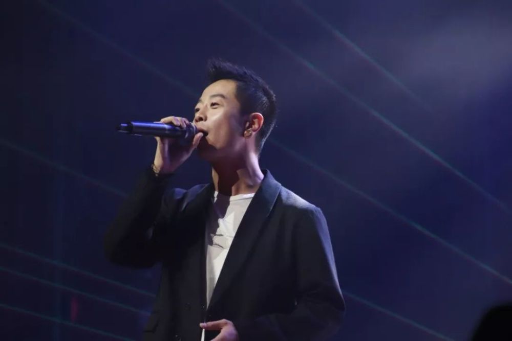 歌曲《荣耀》04公管院牟宏老师与特邀嘉宾王晓天演唱了由二人共同创作