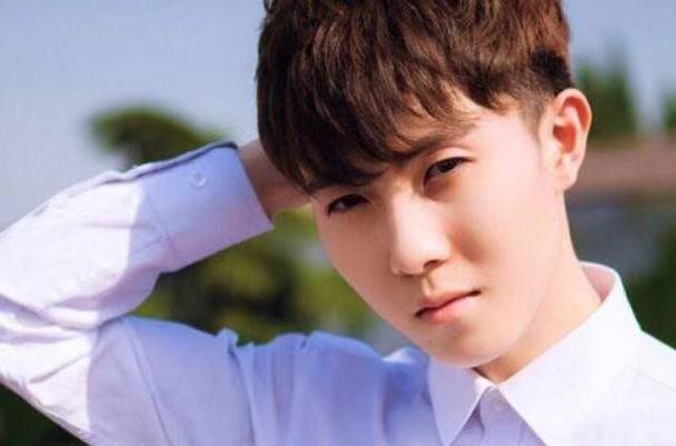 "握拳宝宝"近况,已是一名13岁少年,因该照片筹10万救命钱