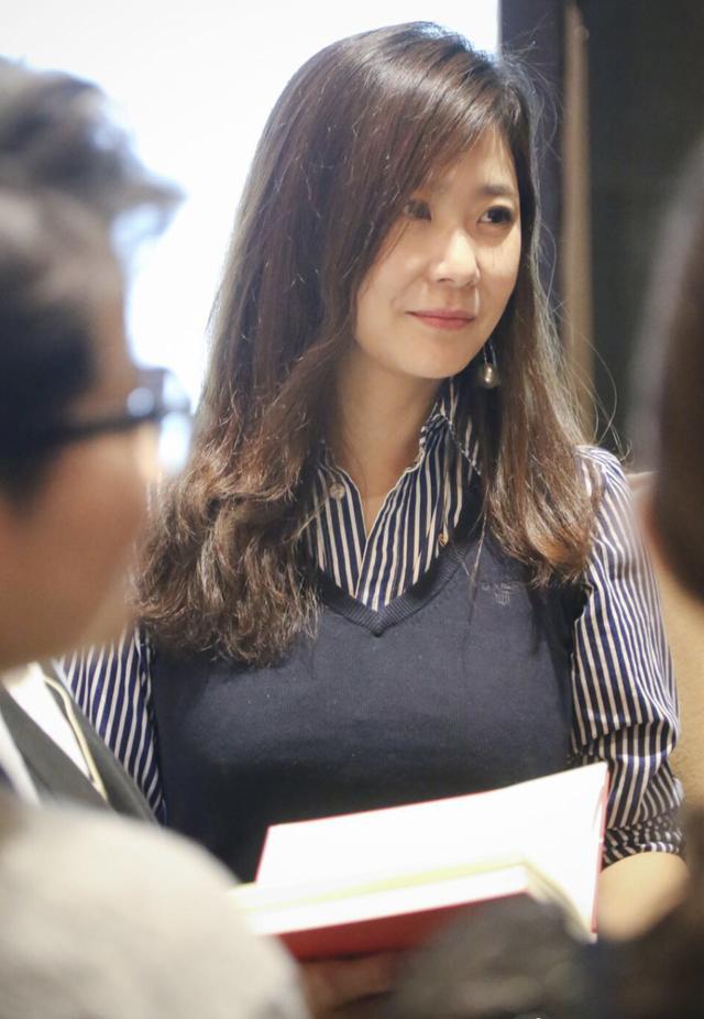 对于这位被网友们成为清华女神教师的梁爽老师,你们有什么想说的?