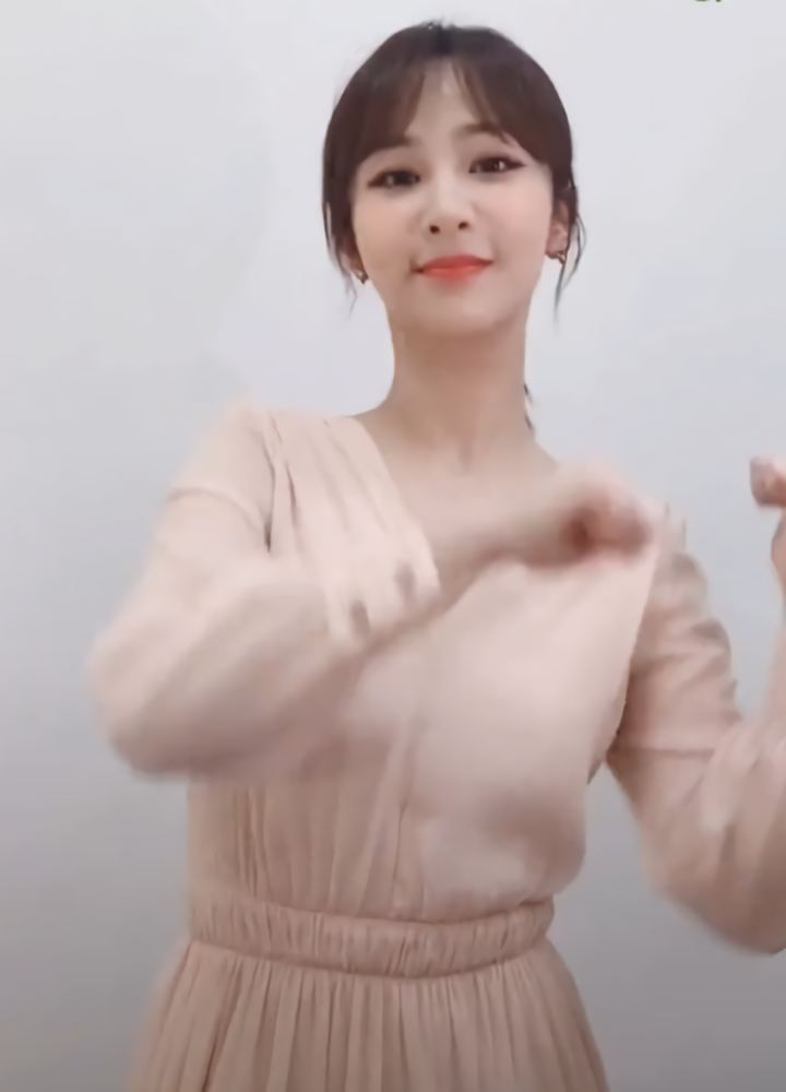 杨紫怼镜头拍手势舞,这才注意到她的脖子又细又长,难怪很仙!