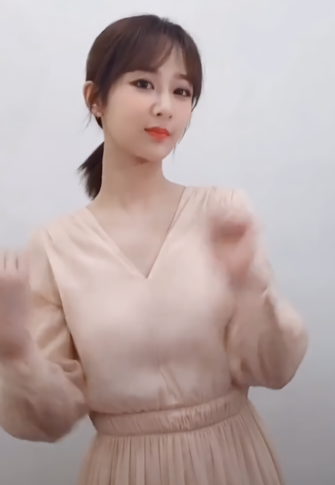 杨紫怼镜头拍手势舞,这才注意到她的脖子又细又长,难怪很仙!