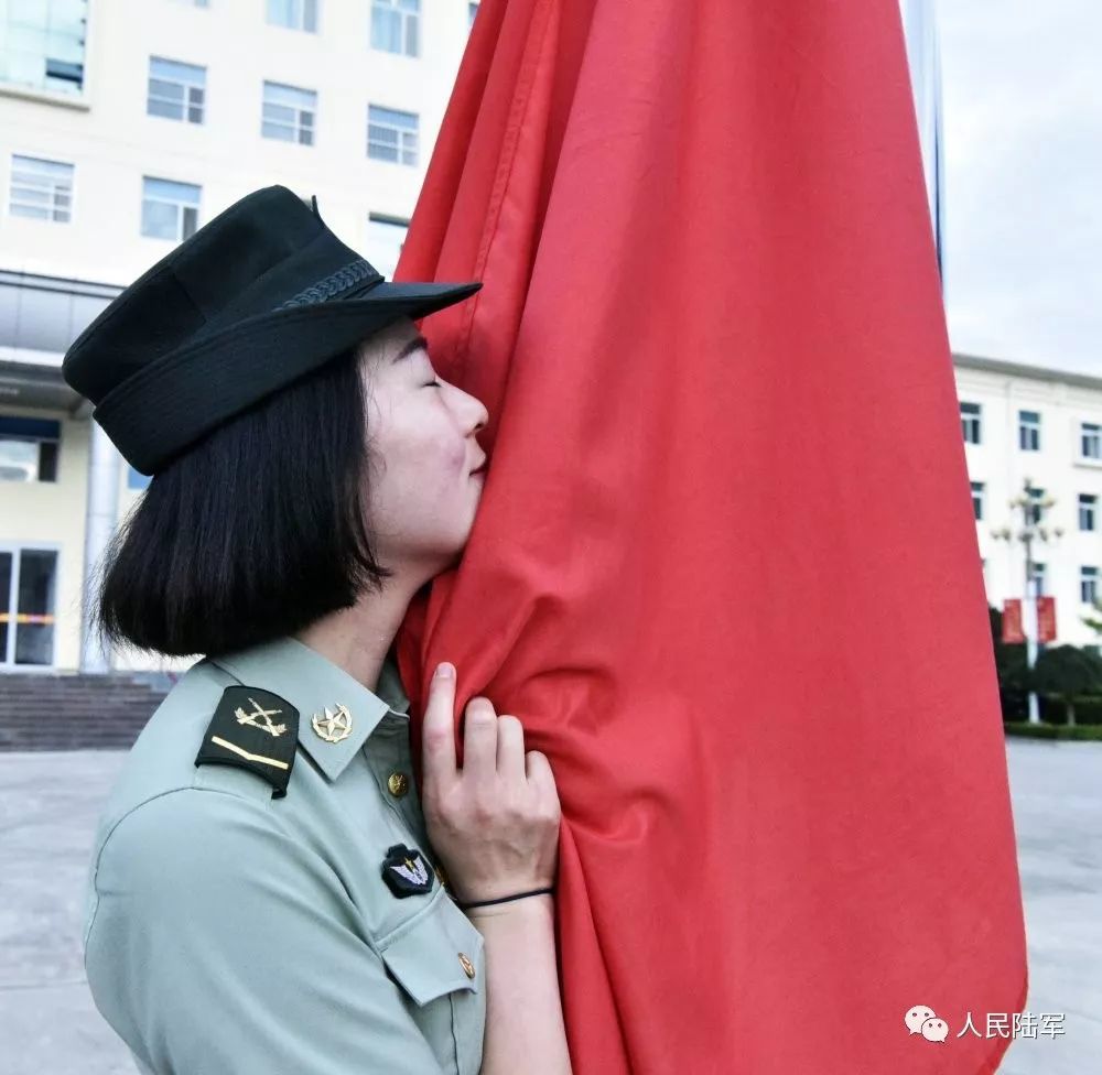 向军旗敬礼!女兵告别不一样的青春