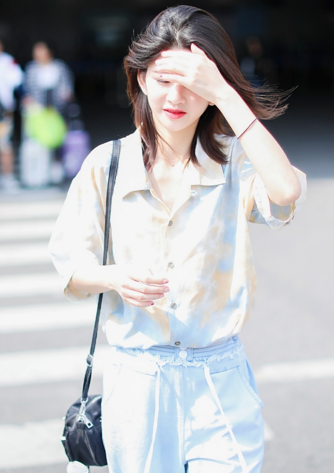 林思意"裤子反穿"走机场,配印花衬衫清新减龄