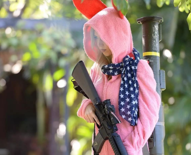 这位美国女军迷在互联网ins上并没有暴露自己的真名