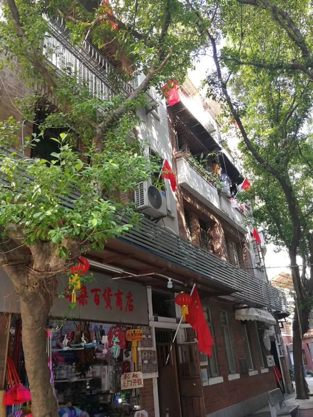 燃!广州街坊挂国旗,一呼百应贺国庆!