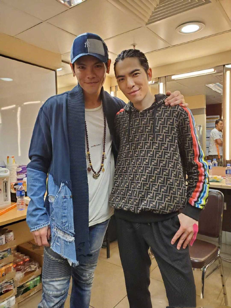 有种"缘分"叫向佐和萧敬腾,两人莫名撞脸,站一起像亲兄弟