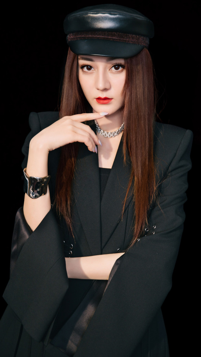 "新疆美女"迪丽热巴身穿黑色个性西装,这样的妆发,再高的颜值都驾驭不