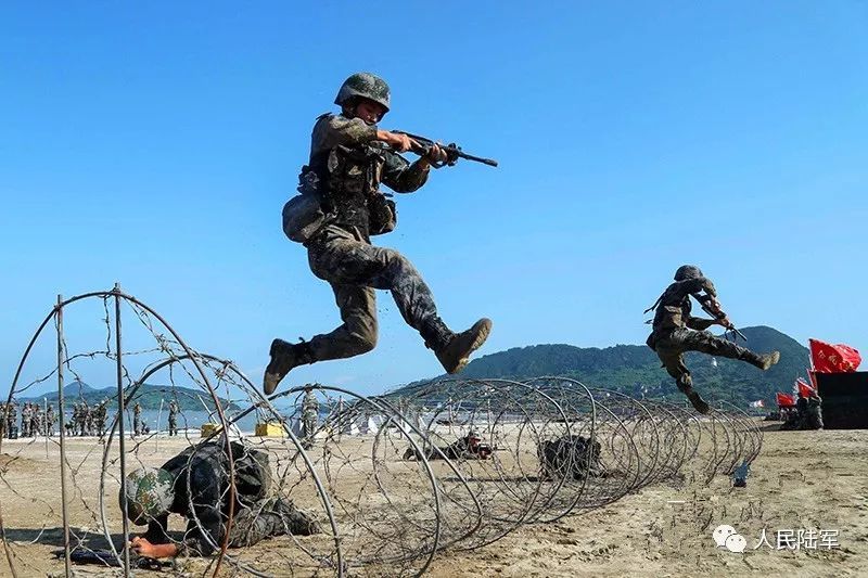 陆军官兵的海训生活