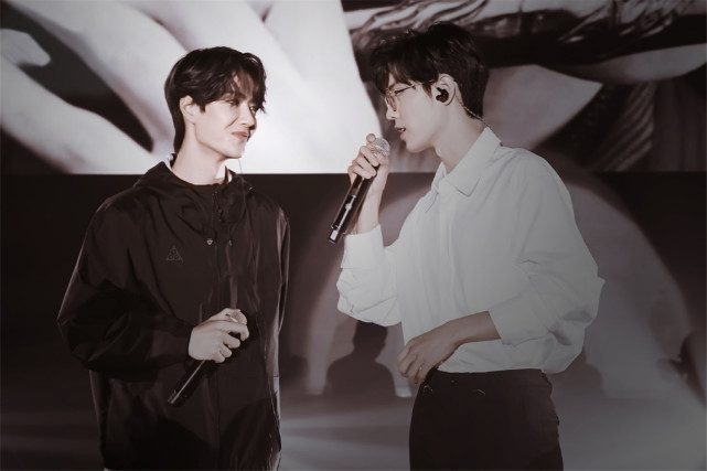 陈情令泰国见面会,肖战王一博对视就笑,网友:太好磕了!