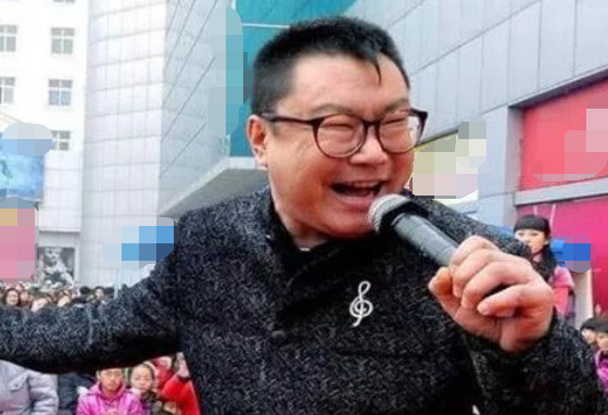 50岁歌手尹相杰近况小20岁女友早已离去今靠街头卖唱为生