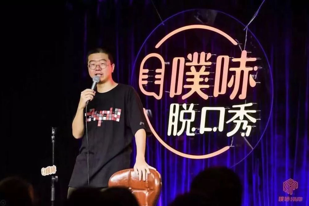 设立专业训练营,吸引脱口秀初级表演者和爱好者,并在喜马拉雅fm,掌阅