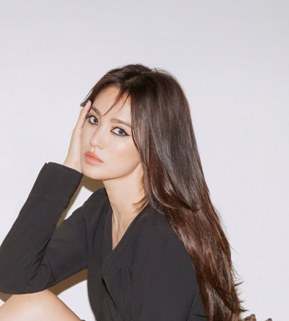 与宋仲基离婚后,"乔仙女"挑战高冷烟熏妆,御姐风格巨有气场!