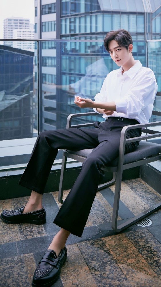 别人穿豆豆鞋就是精神小伙,肖战穿上豆豆鞋却不反感,实名双标