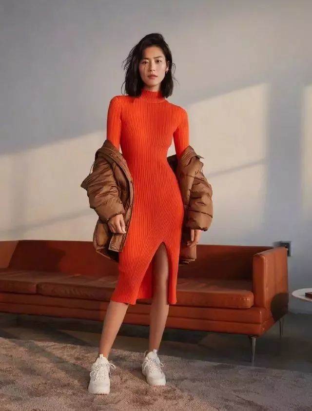 刘雯拿下新代言,穿橘色紧身针织裙配白鞋,小腿纤细笔直赚足眼球