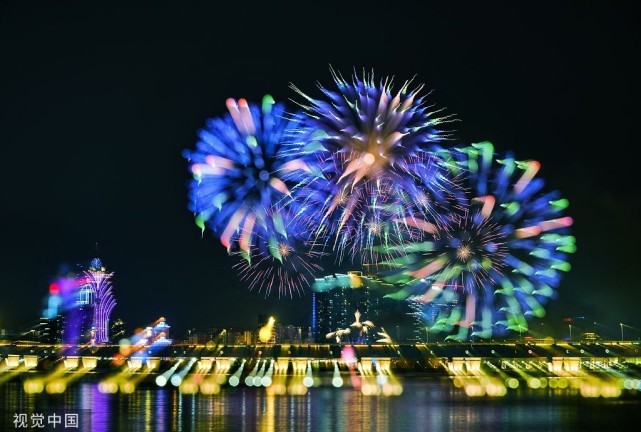 东风夜放花千树 花火大会多么浪漫 一定要找到一起看花火的人 你在哪呢